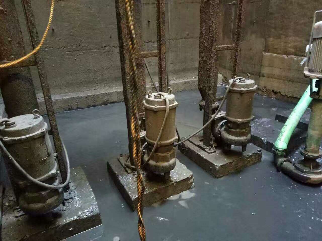 英山污水池清理