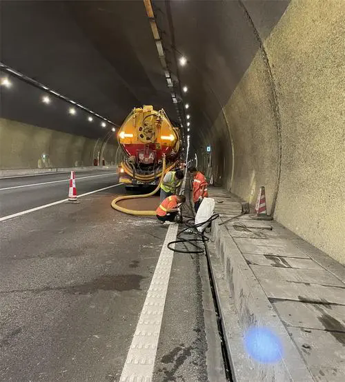 英山隧道排水渠清淤